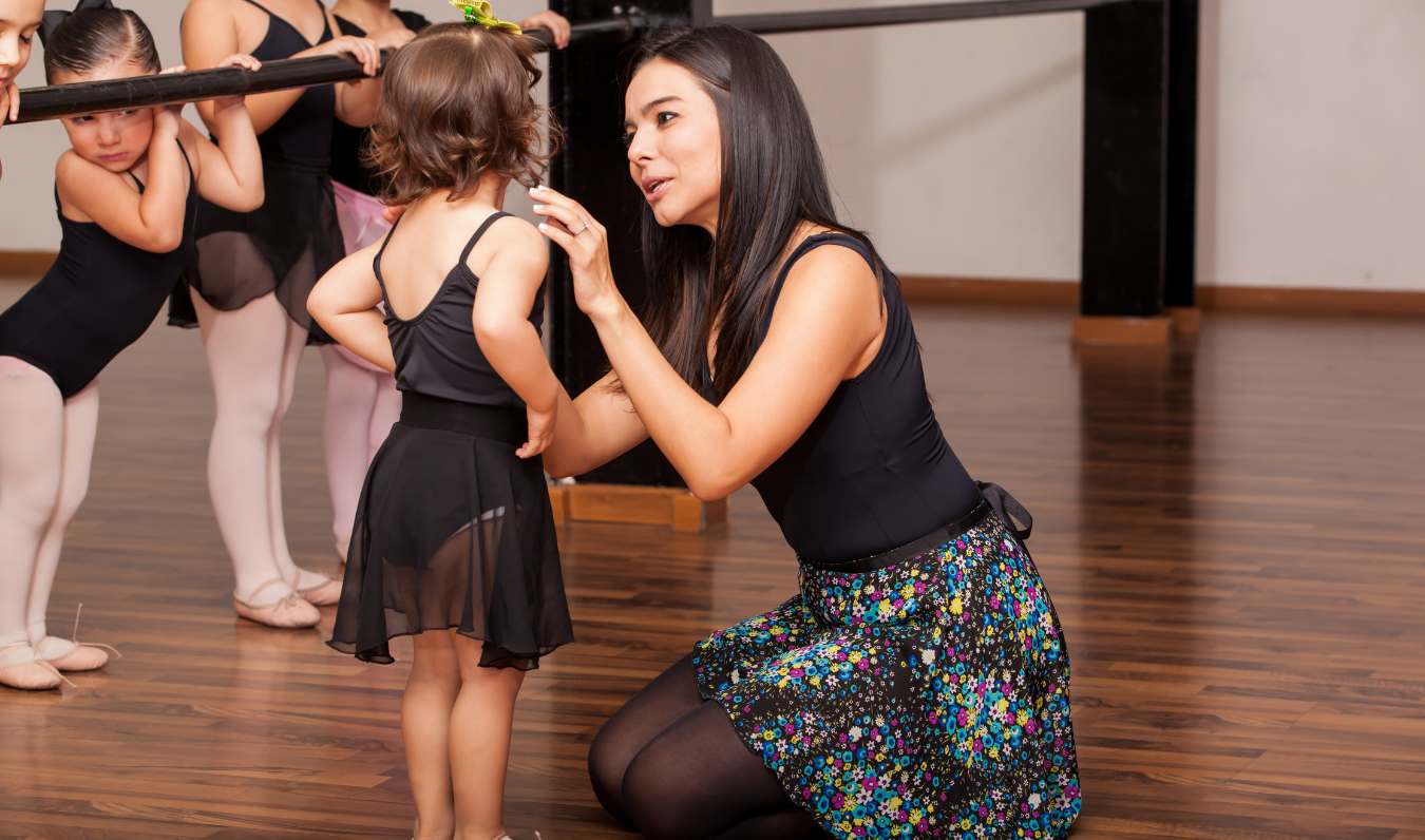 Maestra Eddanza con alumna pequeña